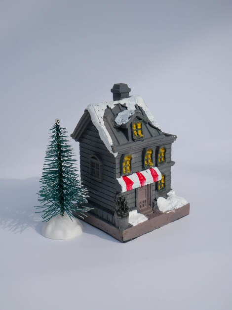 Escena doméstica de Navidad en miniatura con un árbol
