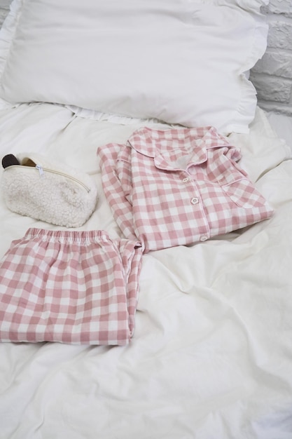 Una escena de dormitorio hermosamente serena que muestra ropa de cama arrugada y almohadas suaves de peluche pijama perfecto