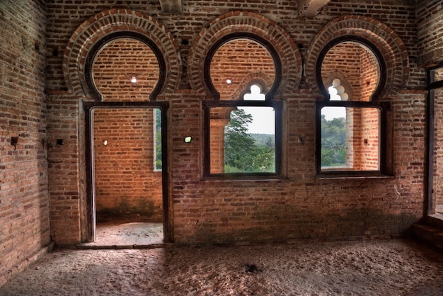 Escena del edificio colonial abandonado y en ruinas.