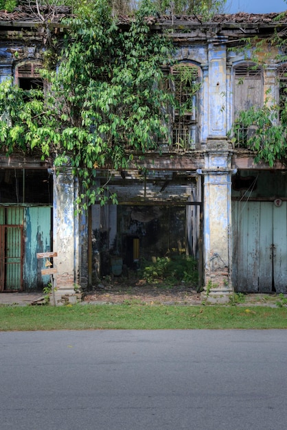 Escena del edificio colonial abandonado y en ruinas.