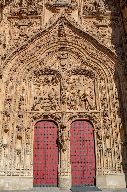 Escena de la Epifanía en estilo gótico flamígero de la catedral de Salamanca en el centro histórico de la ciudad