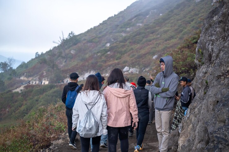 Una escena de escalada abarrotada en la región del cráter Ijen
