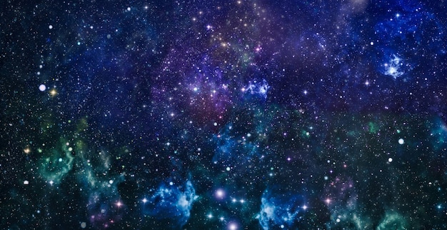 Escena espacial con estrellas en la galaxia. Panorama. Universo lleno de estrellas, nebulosas y galaxias.