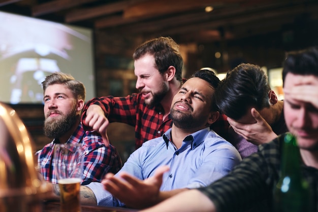 Escena de fans molestos en el pub.