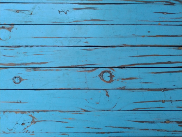 La escena de fondo está hecha de tablones de madera con un tinte azul.