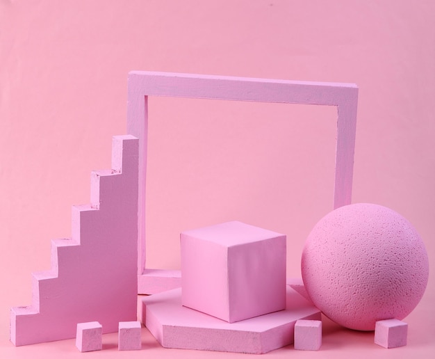 Escena con formas geométricas Fondo rosa Tendencia de color pastel Minimalismo Composición creativa Bodegón