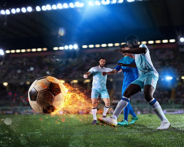 Escena de fútbol con jugadores de fútbol que compiten en el estadio lleno  con una bola de fuego | Foto Premium