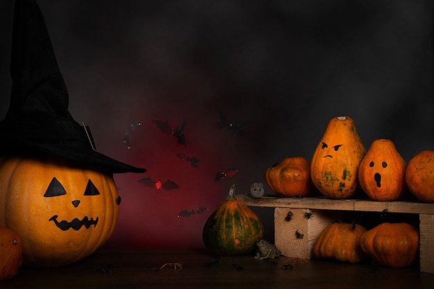 Foto escena de halloween con calabazas talladas y decoración.