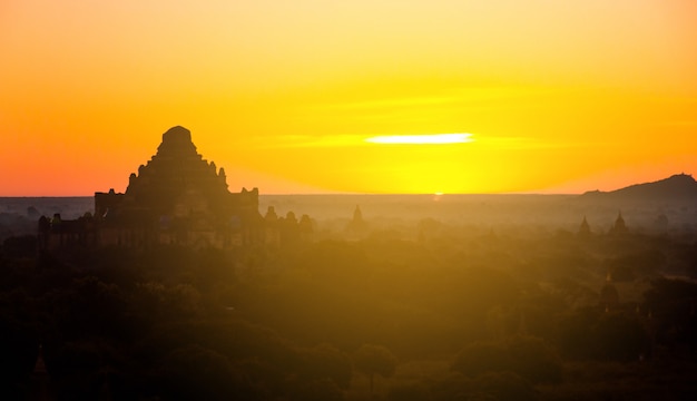 Foto escena hermosa del amanecer de la antigua pagoda en bagan, myanmar