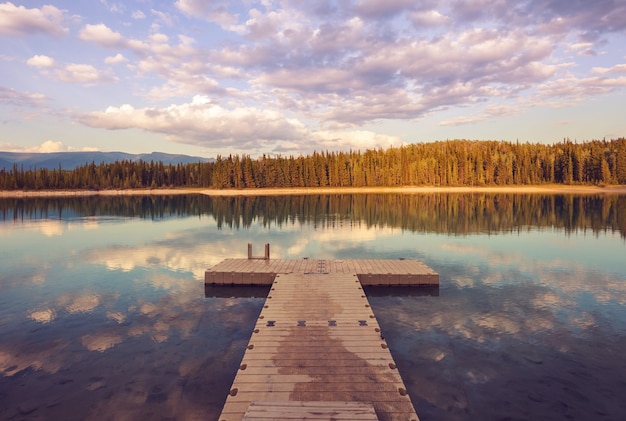 Escena hermosa del lago al amanecer. Columbia Británica, Canadá.