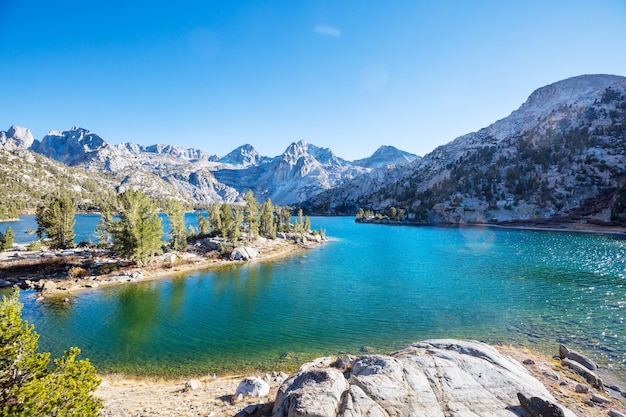 Escena de la hermosa naturaleza en las montañas de primavera. Paisajes de Sierra Nevada.