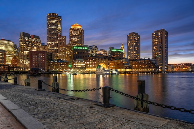 Escena del horizonte de Boston desde Fan Pier en el fantástico momento del crepúsculo con un río de agua suave