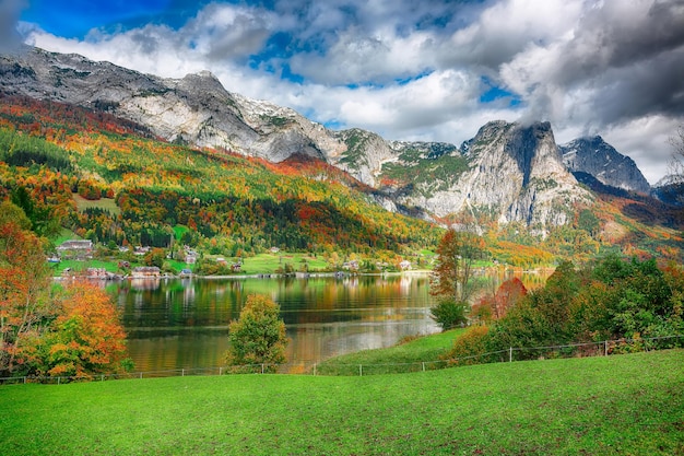 Escena idílica de otoño en el lago Grundlsee