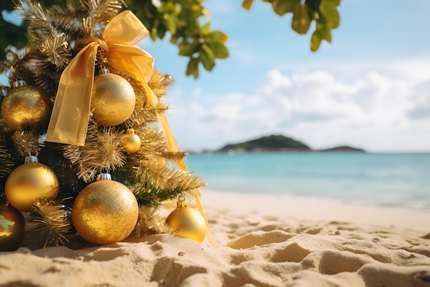 Escena idílica de una playa tropical de arena con un árbol de Navidad