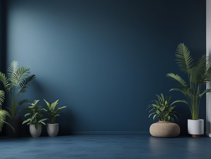 Escena interior con plantas exuberantes contra una pared azul oscuro