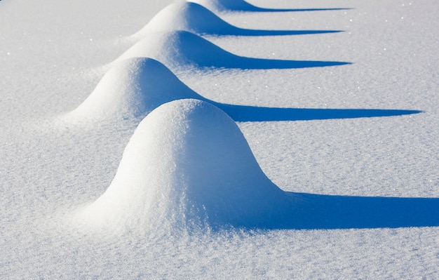 La escena de invierno, fondo de nieve con sombra