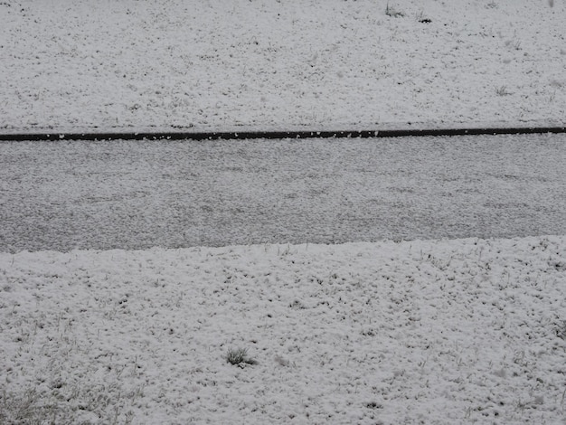 Escena de invierno con nieve y callejón.