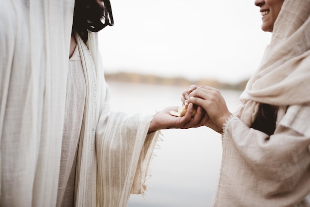 Foto escena - de jesucristo repartiendo pan con un fondo borroso