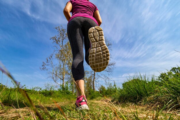 Escena de jogging en un parque natural