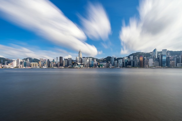 Escena del lado del río de paisaje urbano de Hong Kong en la tarde