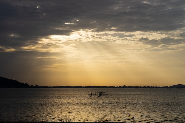 Escena de la mañana del lago Songkhla, sur de Tailandia con jaulas de peces en el medio.