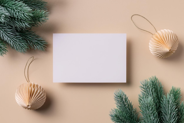 Escena de maqueta de tarjeta de felicitación con tarjeta de papel en blanco y adornos navideños