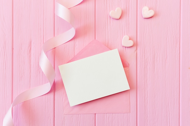 Foto escena de maquetas de boda o cumpleaños. sobre abierto en blanco con lugar para texto para copyspace de tarjetas de felicitación. tarjeta de san valentin