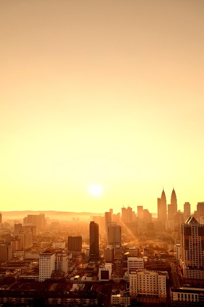 Escena matutina del horizonte de kuala lumpur desde un ángulo alto