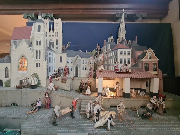 Una escena en miniatura de un pueblo con un reloj en la pared.