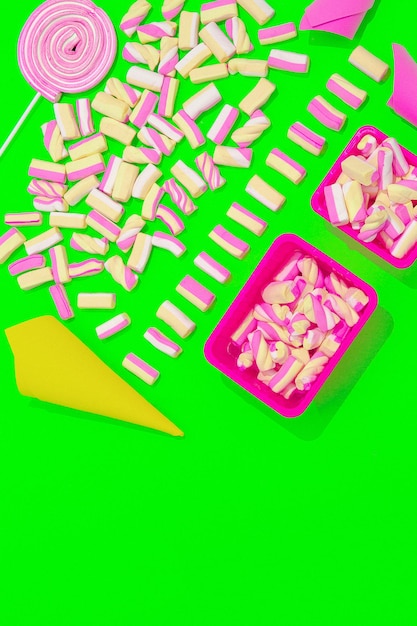 imágenes de ánimo y cariño Imágenes Escena mínima de dulces de moda dulce de verano. estado de ánimo de fiesta de vainilla kawaii. lolli pop y malvavisco. hola cariño soleado
