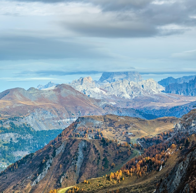 Escena de montaña de otoño de las Dolomitas alpinas cerca del paso de Pordoi Trentino Italia