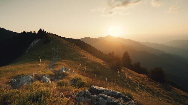 Una escena de montaña con una puesta de sol de fondo.