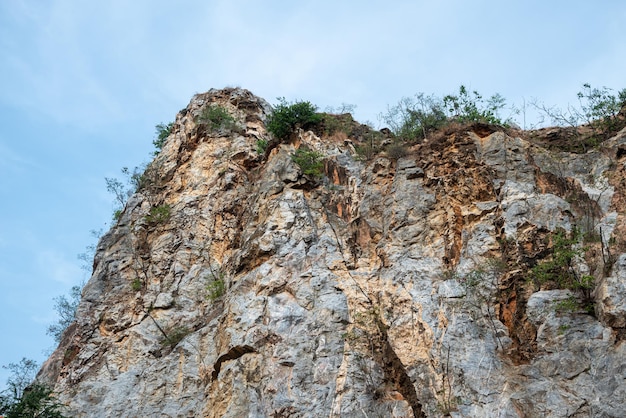 Escena de montaña de roca y fondo de cielo azul