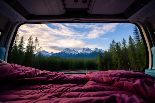 Escena de montañas y pinos vista por un campista dentro de la autocaravana