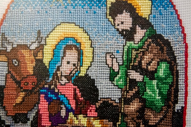 La escena del nacimiento de Jesús en una obra de arte bordada