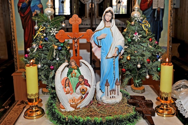 Foto escena de la natividad de navidad con la sagrada familia interior de navidad en la iglesia