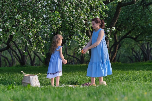 Escena de la naturaleza con estilo de vida familiar al aire libre Madre e hija jugando juntas en un parque Concepto de familia feliz Felicidad y armonía en la vida familiar