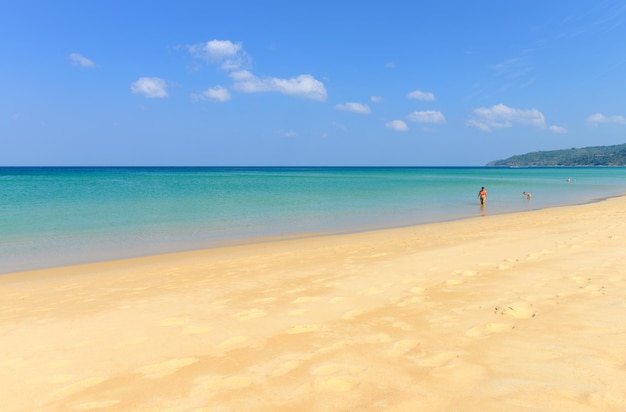 Escena de la naturaleza playa tropical y cielo azul en la playa de Karon Phuket Tailandia