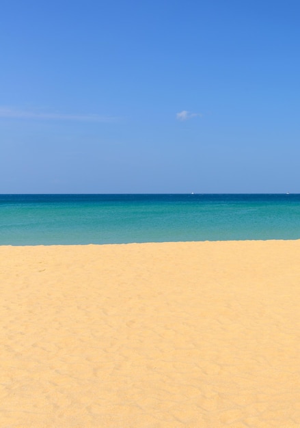 Escena de la naturaleza playa tropical y cielo azul en la playa de Karon Phuket Tailandia