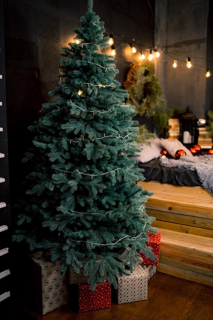 Escena navideña con árbol con bolas y luces en el fondo Luces navideñas colgando de un árbol Concepto de vacaciones