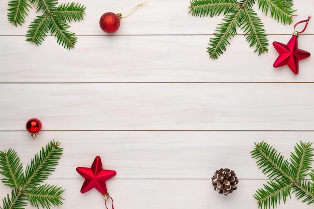 Escena navideña laica plana con espacio libre en el medio para texto de saludo, decoraciones navideñas