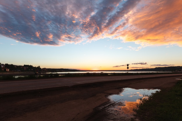 Escena de la noche en el río