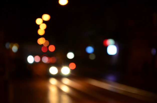 Escena nocturna borrosa de tráfico en la carretera