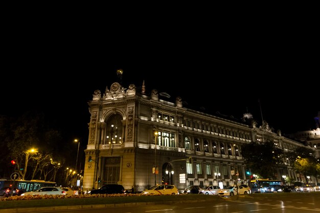 Escena nocturna en la calle en Madrid, España