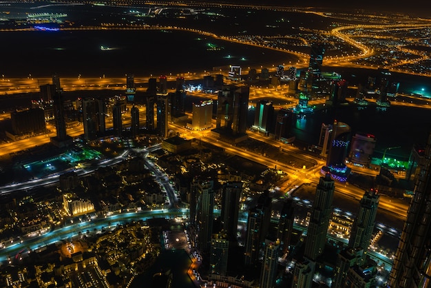 Escena nocturna del centro de Dubai con luces de la ciudad. Vista superior desde arriba