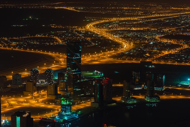 Escena nocturna del centro de Dubái con luces de la ciudad Vista superior