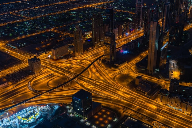 Escena nocturna del centro de Dubai con luces de la ciudad