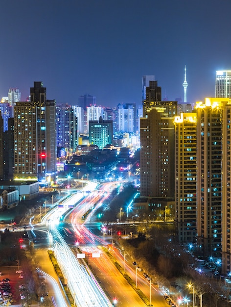 Escena nocturna de la ciudad de Shanghai, la zona bulliciosa, China