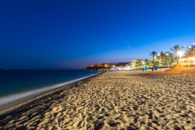 Escena nocturna de Lloret de Mar en la zona de la playa. Cataluña, España