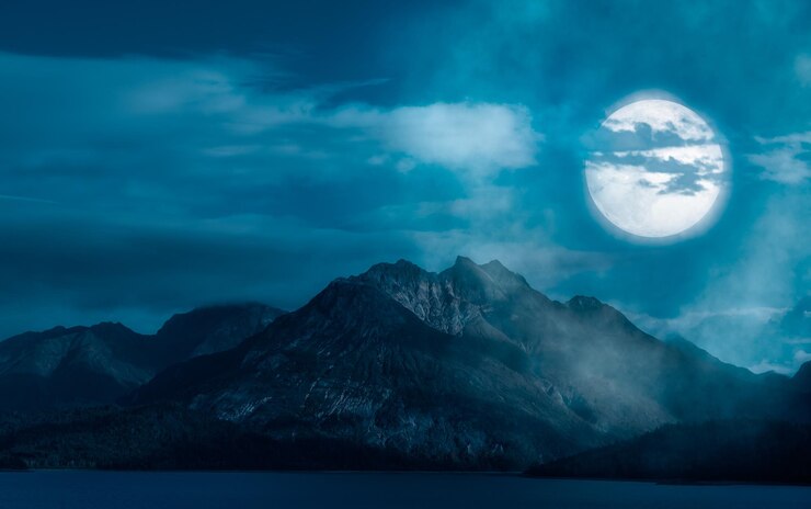 Foto escena nocturna mágica con luna llena en el cielo nublado